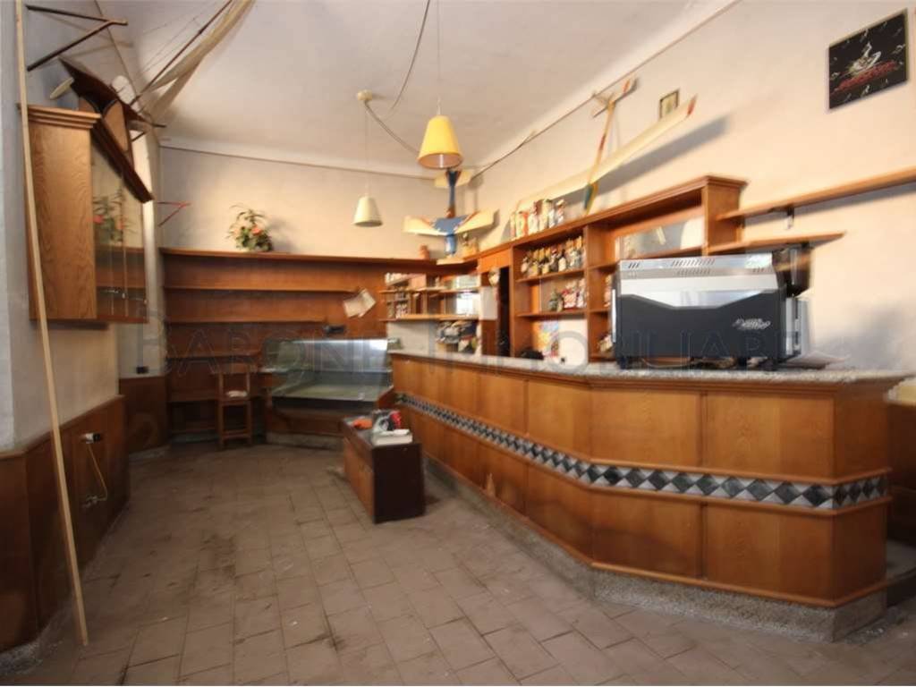 negozio in vendita a Massa in zona Marina di Massa