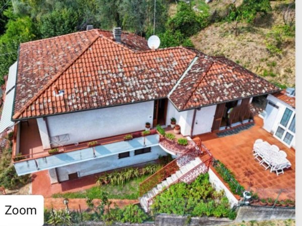 casa indipendente in vendita a Massa in zona Centro Storico