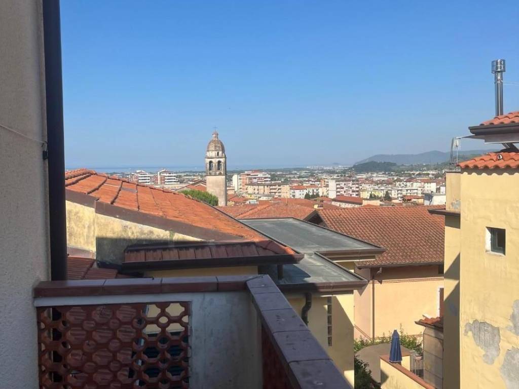 casa indipendente in vendita a Massa