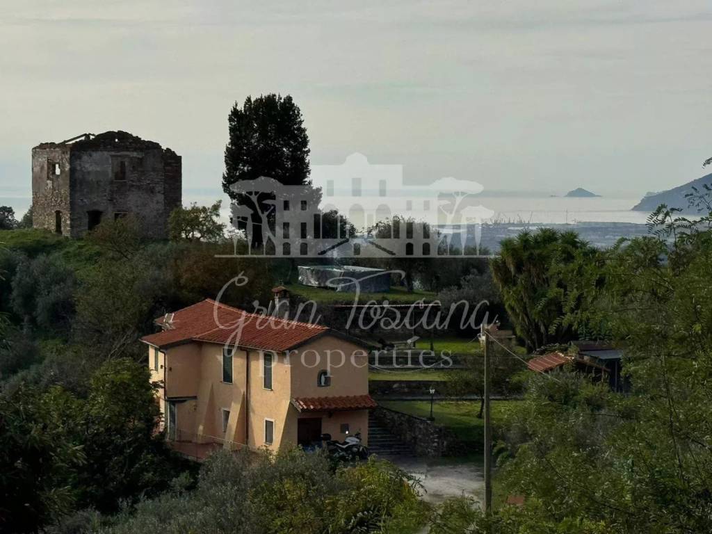 casa indipendente in vendita a Massa in zona Antona