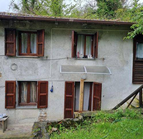 casa indipendente in vendita a Massa