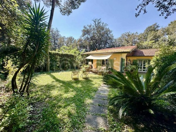 casa indipendente in vendita a Massa in zona Poveromo