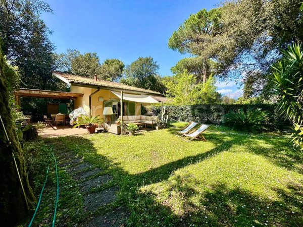 casa indipendente in vendita a Massa in zona Poveromo