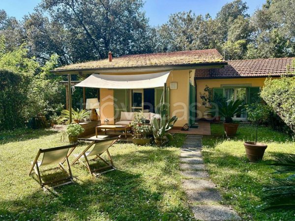 casa indipendente in vendita a Massa in zona Poveromo