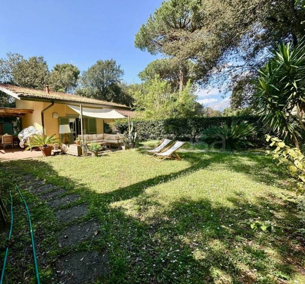 casa indipendente in vendita a Massa in zona Poveromo