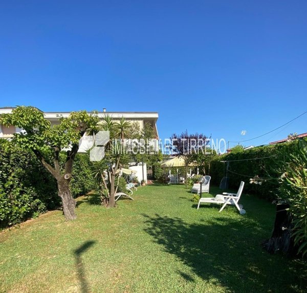 appartamento in vendita a Massa in zona Marina di Massa