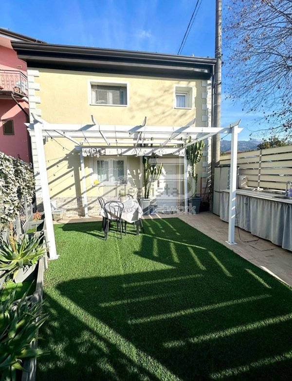 casa indipendente in vendita a Massa