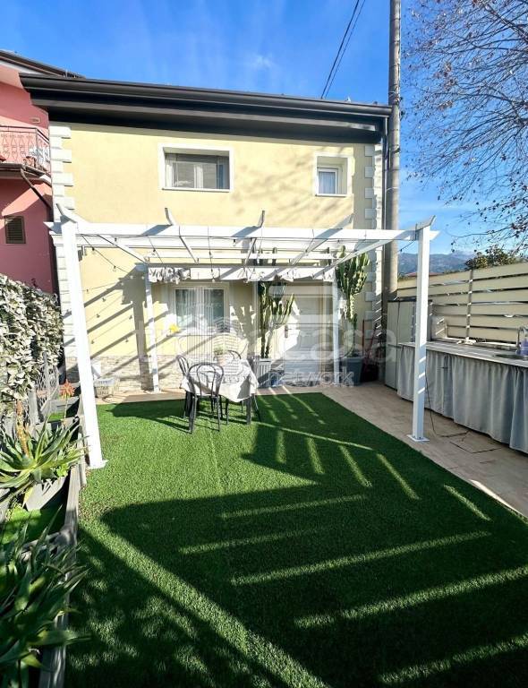 casa indipendente in vendita a Massa in zona Centro Storico