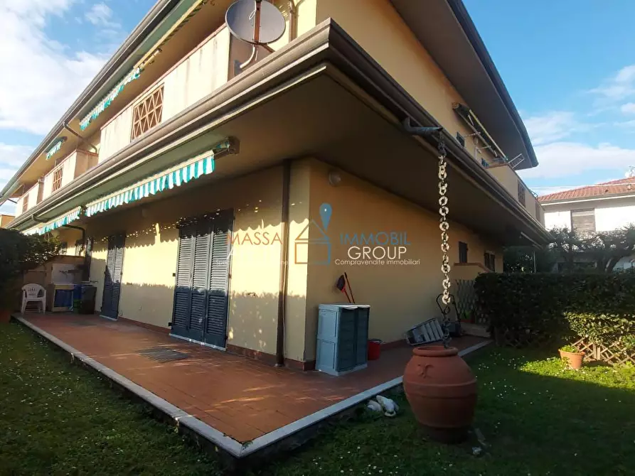 casa indipendente in vendita a Massa in zona Marina di Massa