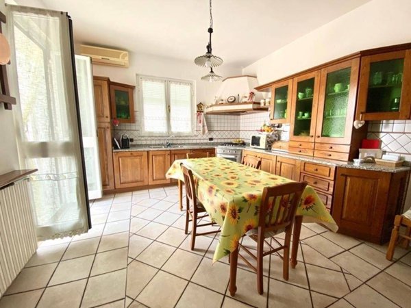 casa indipendente in vendita a Massa in zona Marina di Massa