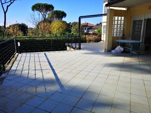 appartamento in vendita a Massa in zona Marina dei Ronchi