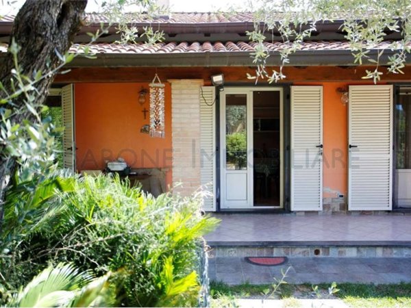 casa indipendente in vendita a Massa in zona Poveromo