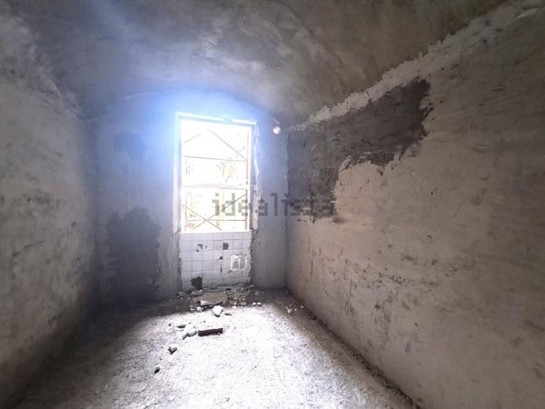 appartamento in vendita a Massa in zona Borgo del Ponte