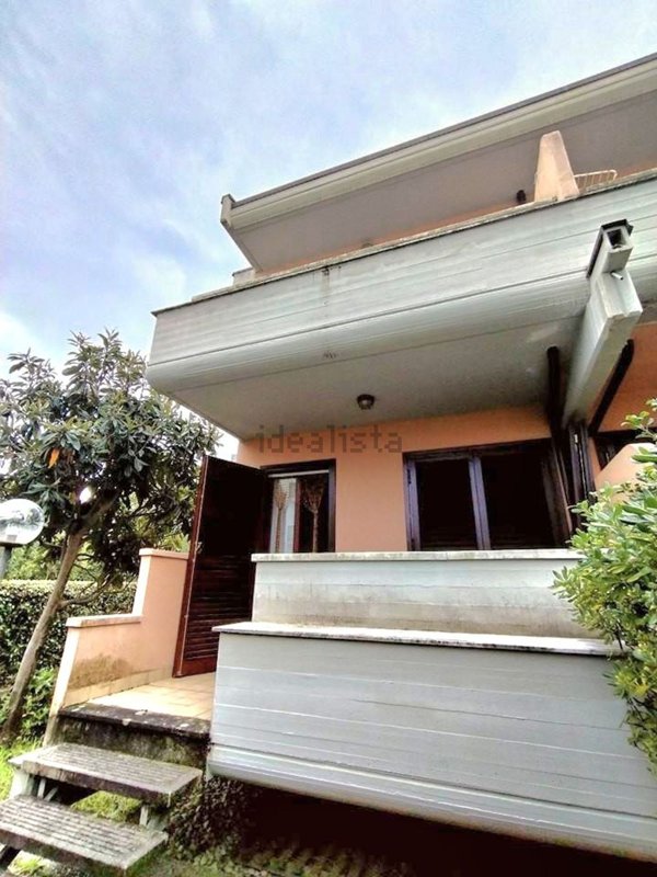 casa indipendente in vendita a Massa in zona Marina dei Ronchi