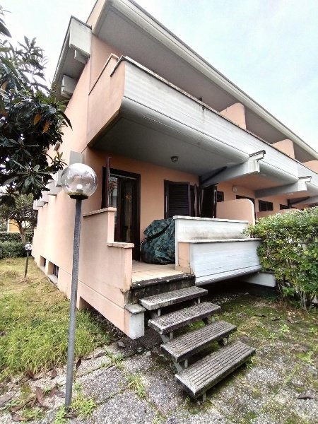 casa indipendente in vendita a Massa in zona Marina di Massa