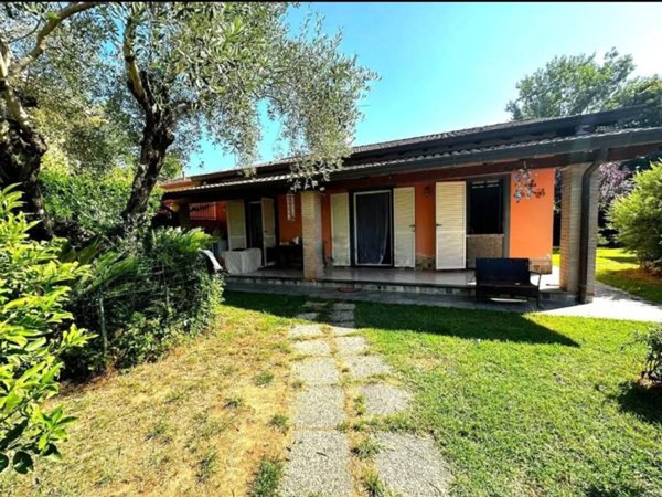 casa indipendente in vendita a Massa in zona Poveromo