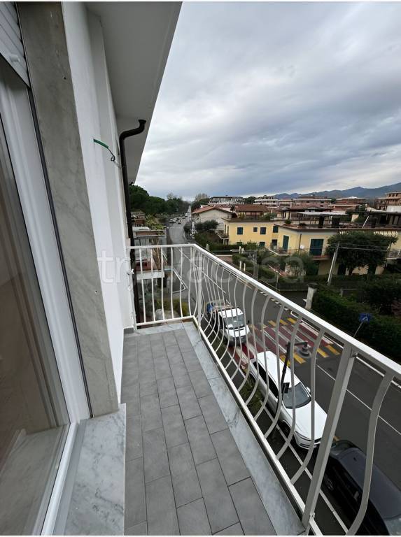 appartamento in vendita a Massa in zona Marina dei Ronchi