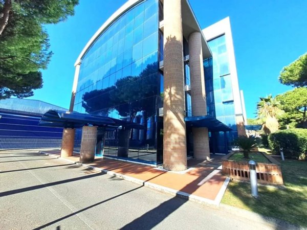 negozio in vendita a Massa in zona Castagnola