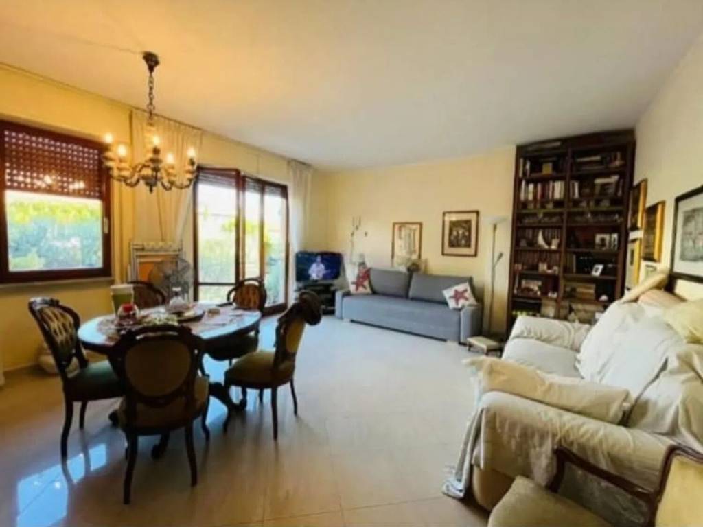 appartamento in vendita a Massa in zona Marina di Massa