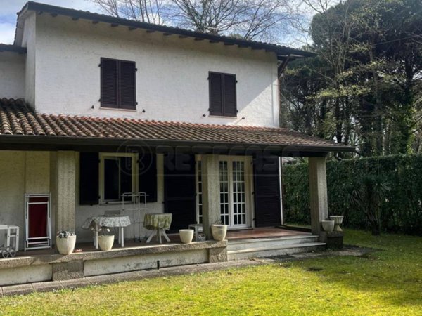 casa indipendente in vendita a Massa in zona Marina di Massa