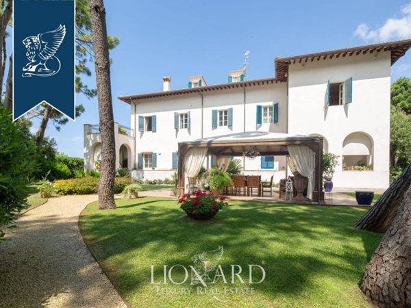 villa in vendita a Massa in zona Marina di Massa