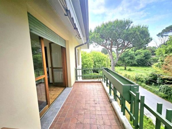 appartamento in vendita a Massa in zona Marina dei Ronchi