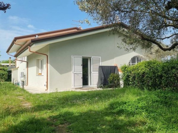 casa indipendente in vendita a Massa in zona Poveromo