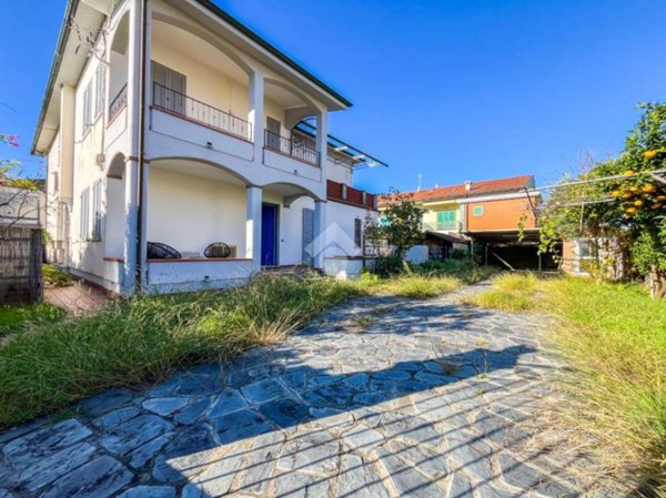 casa indipendente in vendita a Massa