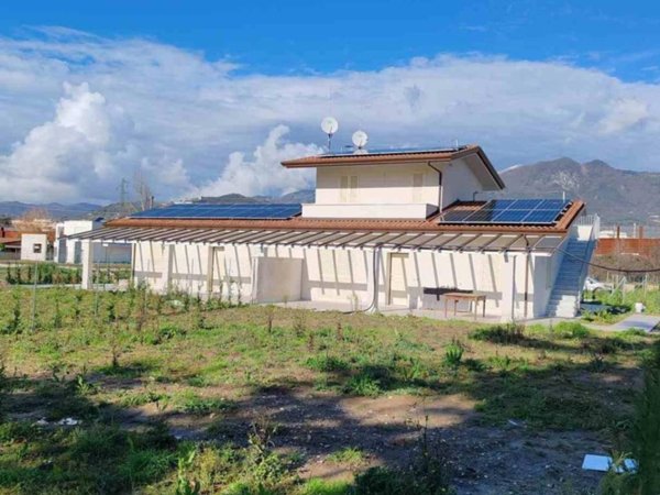 casa indipendente in vendita a Massa in zona Marina di Massa