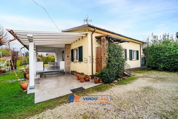 casa indipendente in vendita a Massa in zona Marina dei Ronchi