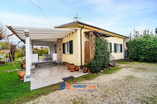 casa indipendente in vendita a Massa in zona Marina dei Ronchi