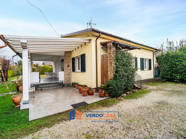casa indipendente in vendita a Massa in zona Marina dei Ronchi