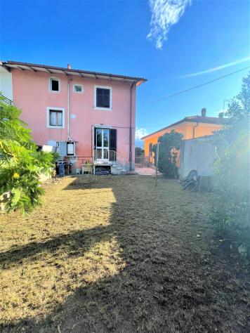 casa indipendente in vendita a Massa in zona Marina di Massa