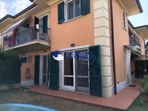 casa indipendente in vendita a Massa in zona Marina dei Ronchi