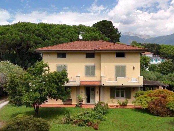 casa indipendente in vendita a Massa in zona Marina di Massa