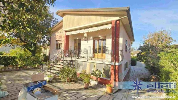 casa indipendente in vendita a Massa in zona Marina dei Ronchi