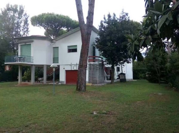 casa indipendente in vendita a Massa in zona Poveromo