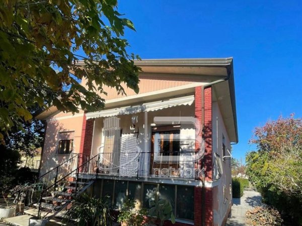 casa indipendente in vendita a Massa in zona Marina dei Ronchi