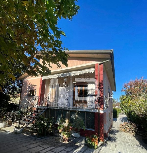 casa indipendente in vendita a Massa in zona Marina dei Ronchi