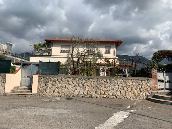 appartamento in vendita a Massa in zona Centro Storico