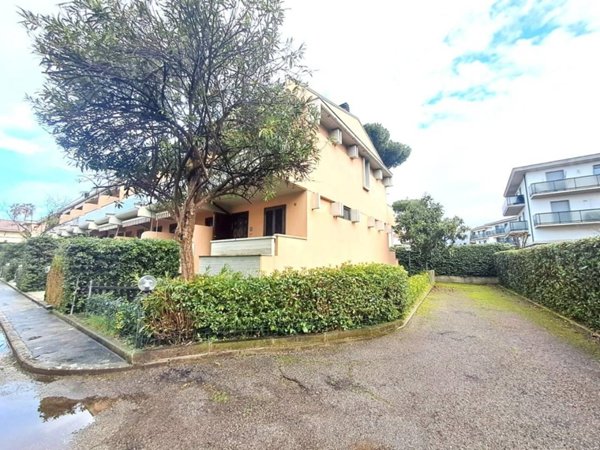 casa indipendente in vendita a Massa in zona Marina dei Ronchi