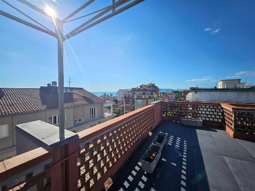 appartamento in vendita a Massa in zona Marina di Massa