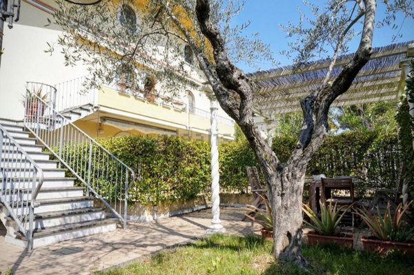 appartamento in vendita a Massa in zona Marina dei Ronchi