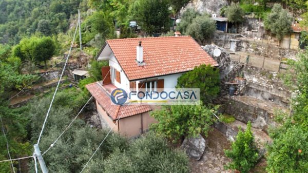 casa indipendente in vendita a Massa in zona Antona