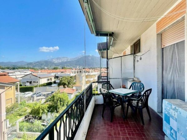 appartamento in vendita a Massa in zona Marina di Massa