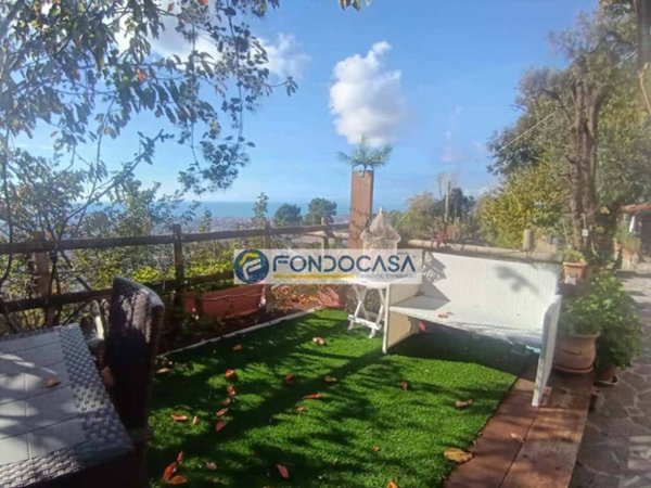 casa indipendente in vendita a Massa