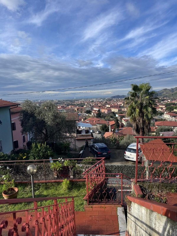 casa indipendente in vendita a Massa in zona Centro Storico