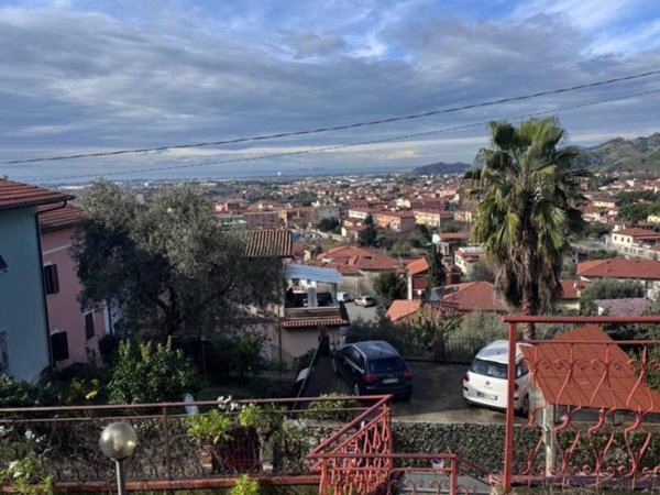 casa indipendente in vendita a Massa in zona Centro Storico