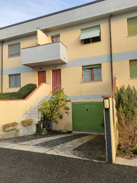 casa indipendente in vendita a Massa in zona Marina di Massa