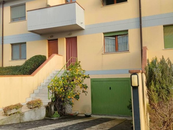 casa indipendente in vendita a Massa in zona Centro Storico